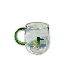 كوب زجاج شفاف مع مقبض أخضر وديكور بطة في المنتصف ماركة كادي ون - السعودية