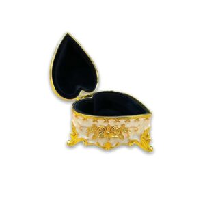 صندوق لحفظ المجوهرات على شكل قلب ذهبي وأبيض ماركة كادي ون - السعودية