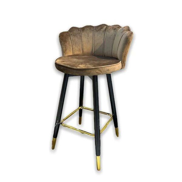 كرسي بنمط يشبه الصدفة لون بني مع قواعد معدنية اسود وذهبي - السعودية
